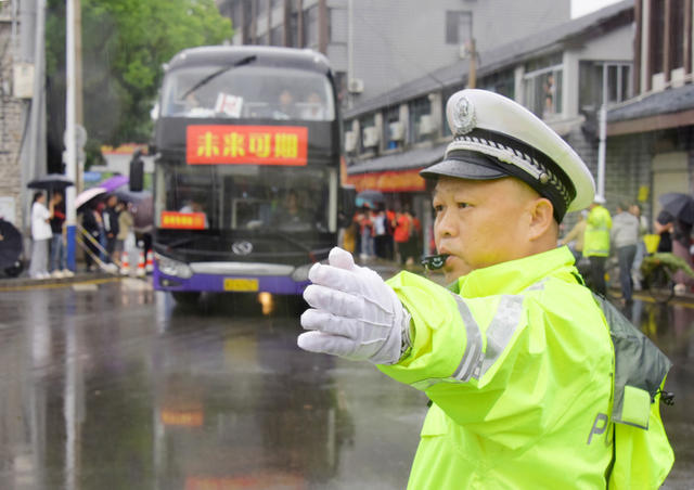 高校招生  全国统考  雨中表情  护航祈福