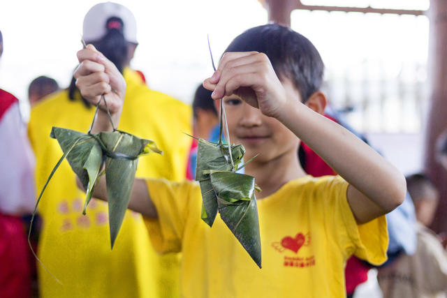 侗族 志愿者 小朋友 学习 包粽子 喜迎 端午