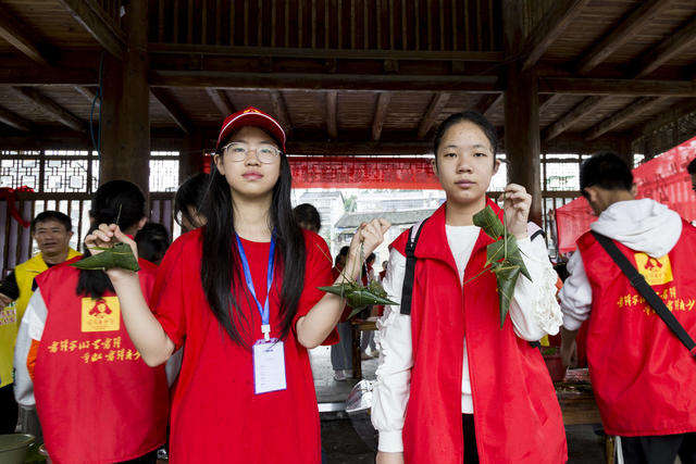 侗族 志愿者 小朋友 学习 包粽子 喜迎 端午