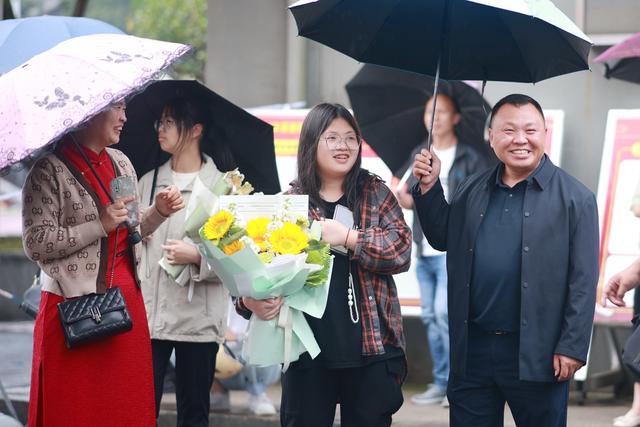 高考、鲜花、考生、助威、家长