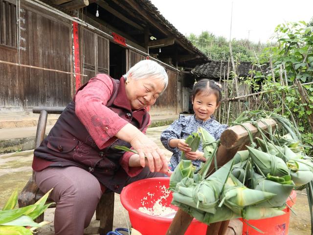   祖孙同包端午粽