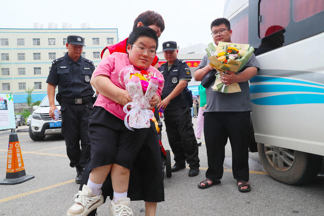 高考  爱心  送考  助力  圆梦