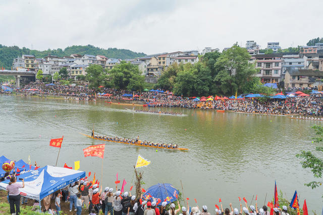 泸溪县潭溪传统“五龙”民俗节暨“民族团结杯”龙舟大赛现场热闹非凡