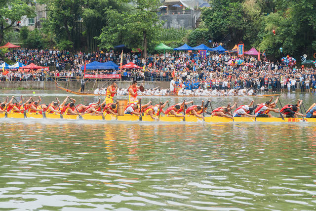 泸溪县潭溪传统“五龙”民俗节暨“民族团结杯”龙舟大赛现场热闹非凡
