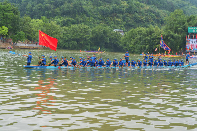 泸溪县潭溪传统“五龙”民俗节暨“民族团结杯”龙舟大赛现场热闹非凡