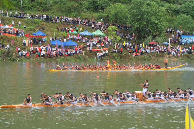 泸溪县潭溪传统“五龙”民俗节暨“民族团结杯”龙舟大赛现场热闹非凡