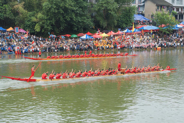 泸溪县潭溪传统“五龙”民俗节暨“民族团结杯”龙舟大赛现场热闹非凡