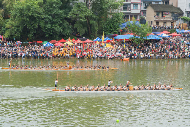 泸溪县潭溪传统“五龙”民俗节暨“民族团结杯”龙舟大赛现场热闹非凡