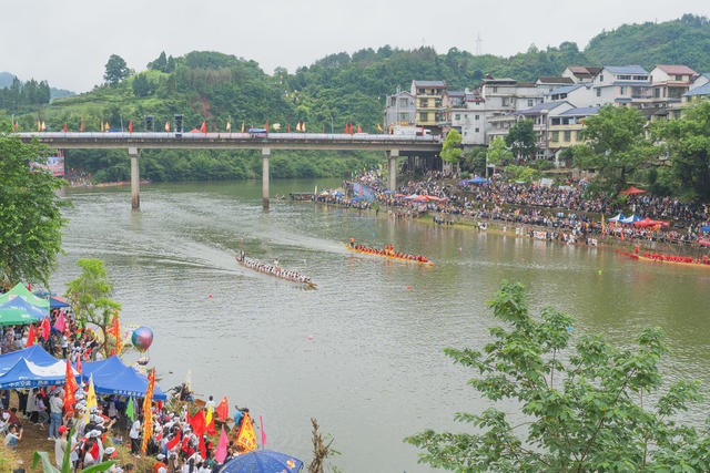 泸溪县潭溪传统“五龙”民俗节暨“民族团结杯”龙舟大赛现场热闹非凡