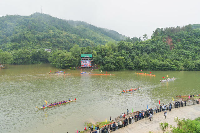 泸溪县潭溪传统“五龙”民俗节暨“民族团结杯”龙舟大赛现场热闹非凡