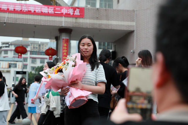 湖南邵东  高考结束  迎接  祝福  考场