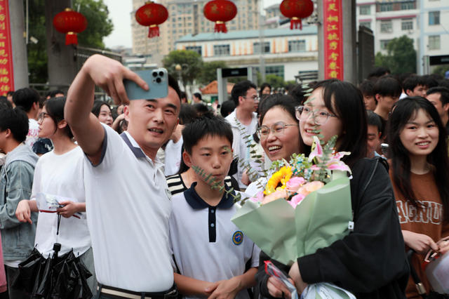 湖南邵东  高考结束  迎接  祝福  考场