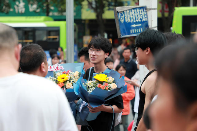 湖南邵东  高考结束  迎接  祝福  考场