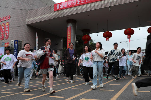 湖南邵东  高考结束  迎接  祝福  考场