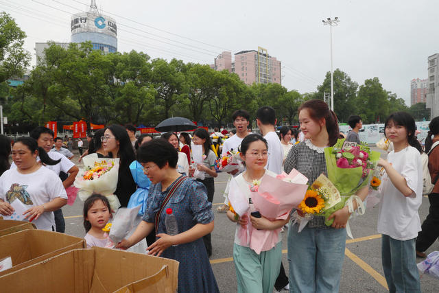 高考  结束  2024  出考场