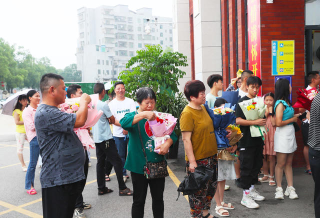 高考  结束  2024  出考场