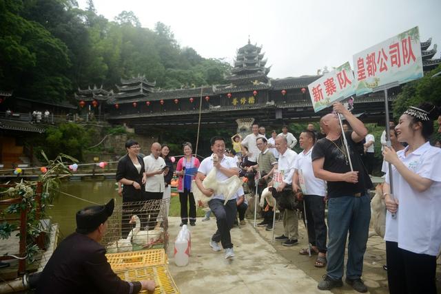 2024年6月9日，村民们正在举行赛竹排颁奖仪式。