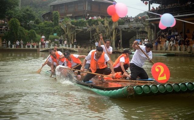 2024年6月9日，村民们正在举行赛竹排颁奖仪式。