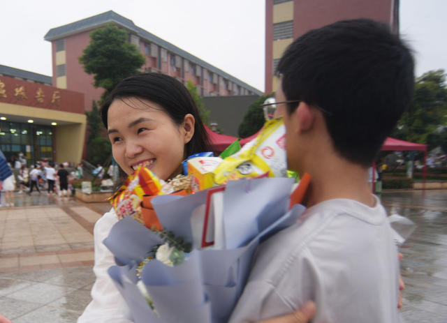 嘉禾：欢呼雀跃  庆祝考试结束