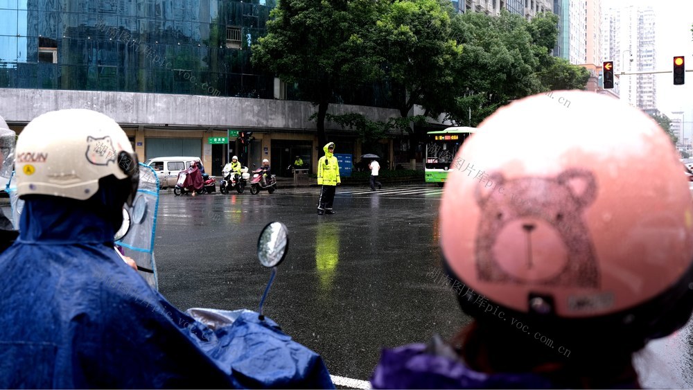 雨中值勤，交警，保安全