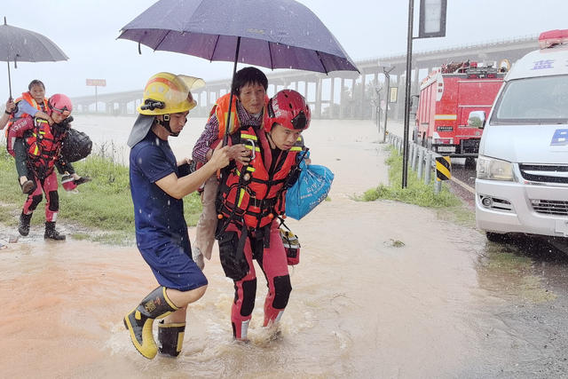 暴雨 暖心背送 救出村民