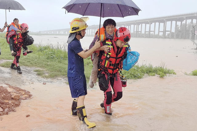 暴雨 暖心背送 救出村民