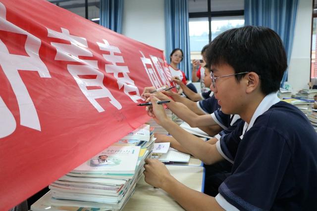 大学生三下乡普法宣讲进校园