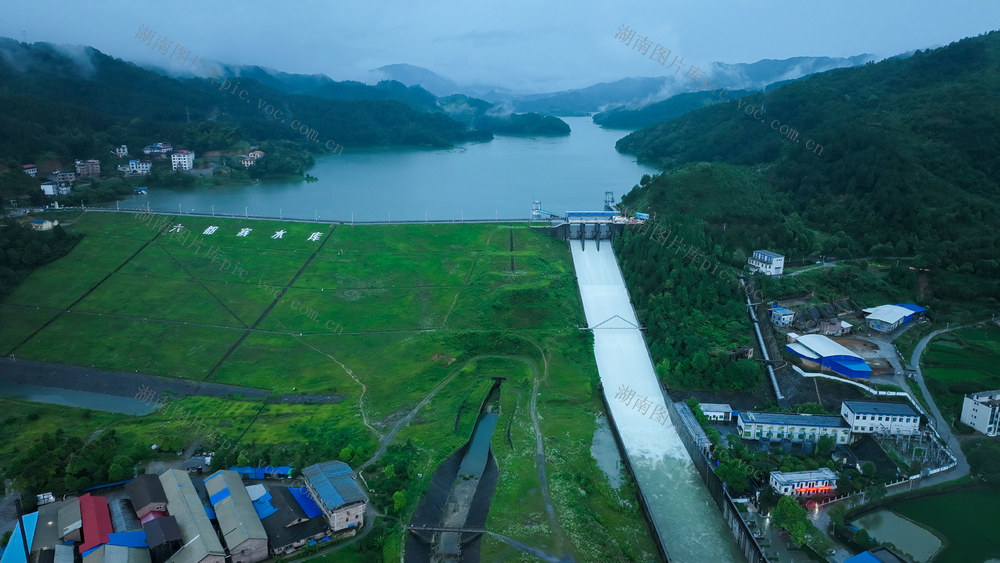 水库泄洪 六都寨水库 开闸泄洪