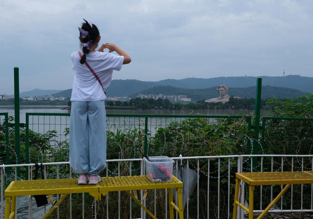 红辣椒广场，打卡拍照，游人如织