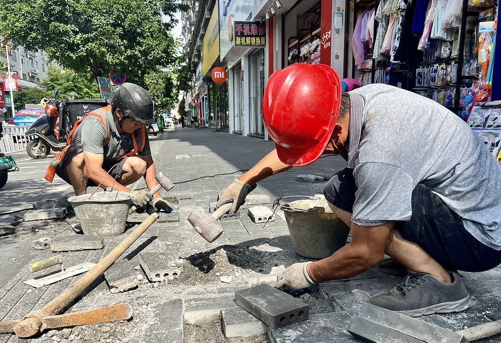 保障市民“脚下安全”
