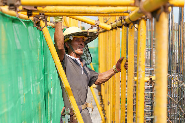 产业 项目建设 战高温 标准厂房