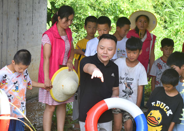 嘉禾：宣传防溺水  护航留守娃