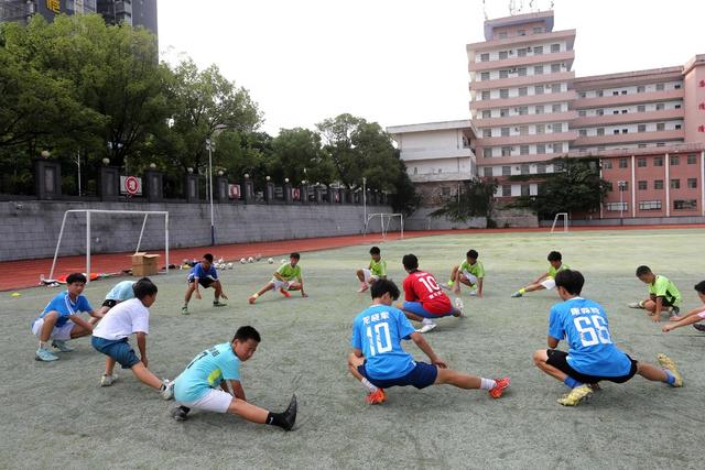 足球 大学生 三下乡