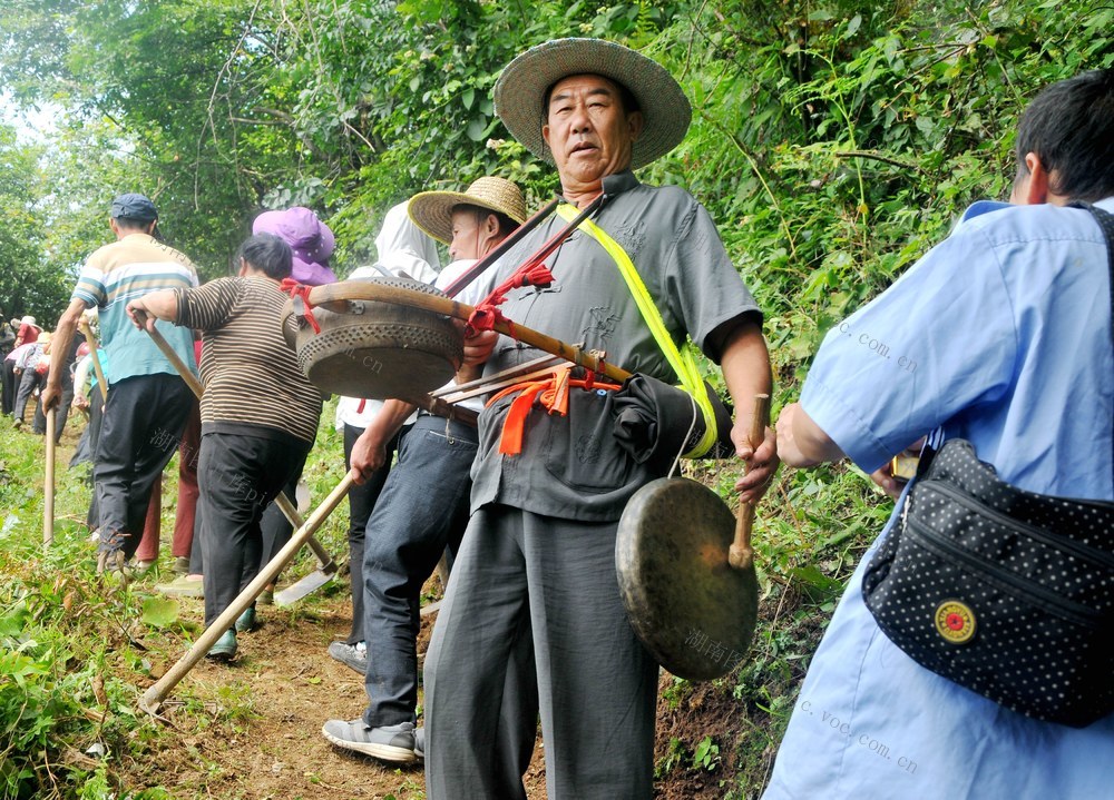 修路 山歌 捐款 组织 出行