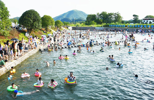 游泳公园享清凉