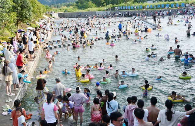 游泳公园享清凉