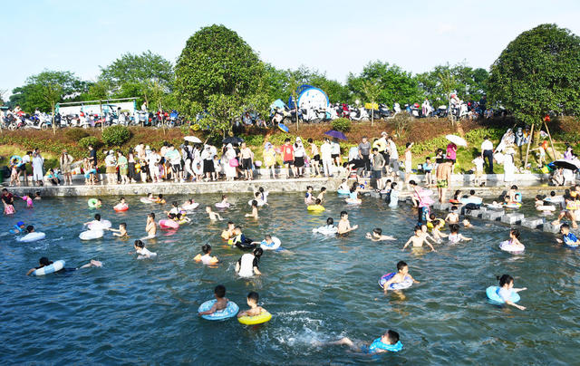 游泳公园享清凉