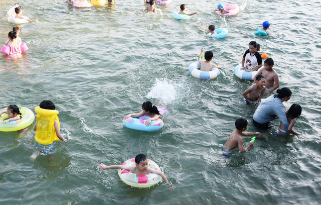 游泳公园享清凉