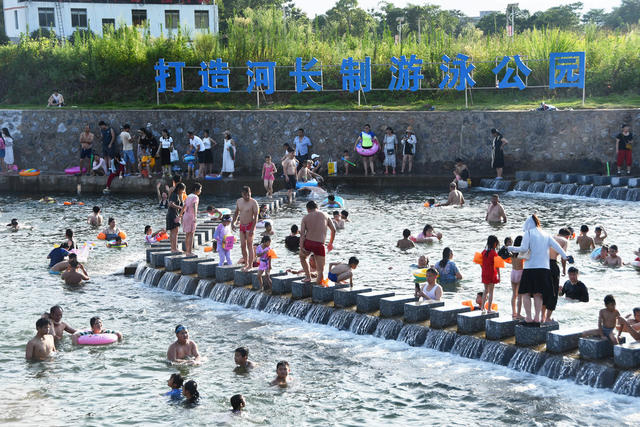 游泳公园享清凉