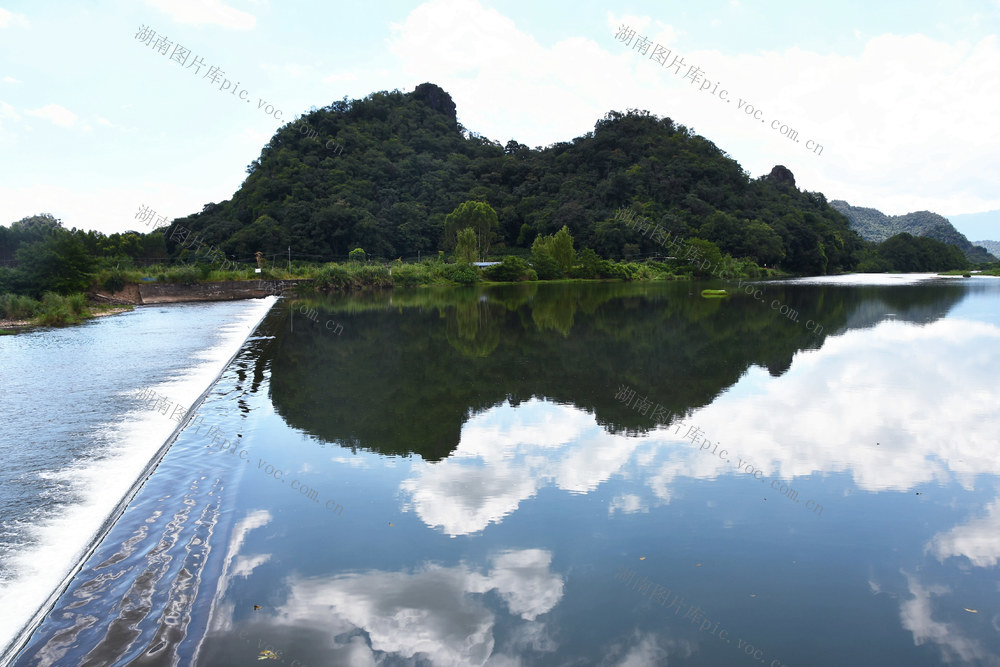 碧水青山生态美