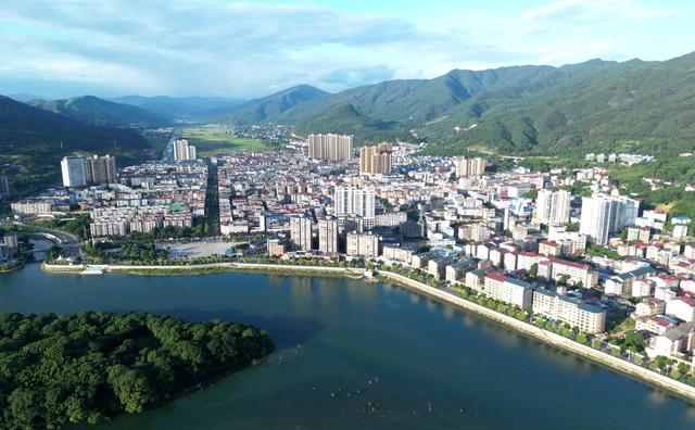 双牌：建设水清岸绿生态美的滨水县城