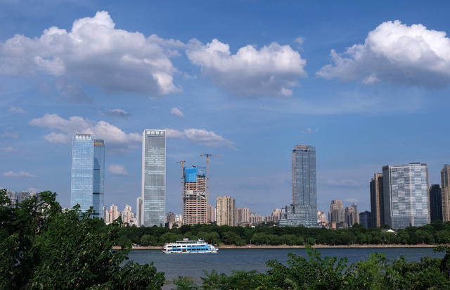 白云悠悠 ，碧空如洗，长沙美