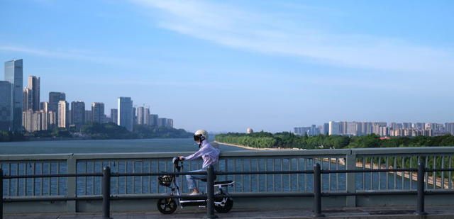 白云悠悠 ，碧空如洗，长沙美