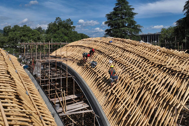 烈日炎炎施工忙