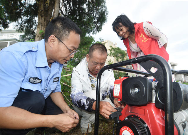 嘉禾：党员助农灌溉忙