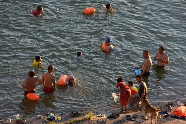 沅水畅游享清凉
2024年7月18日傍晚，夕阳下的洪江市黔阳古城沅水河，波光潋滟、星光闪烁，如诗如画。