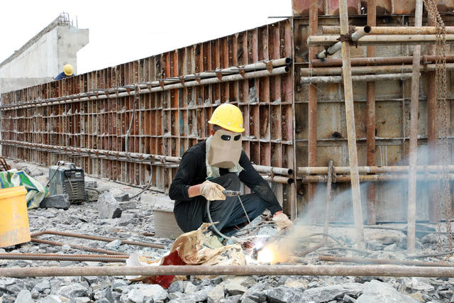 湖南邵东  快速路  工人  战高温  顶烈日  奋战  施工  建设