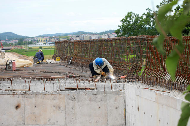 湖南邵东  快速路  工人  战高温  顶烈日  奋战  施工  建设