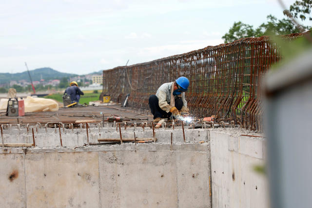 湖南邵东  快速路  工人  战高温  顶烈日  奋战  施工  建设