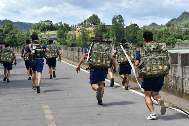 盛夏“三伏”练兵忙